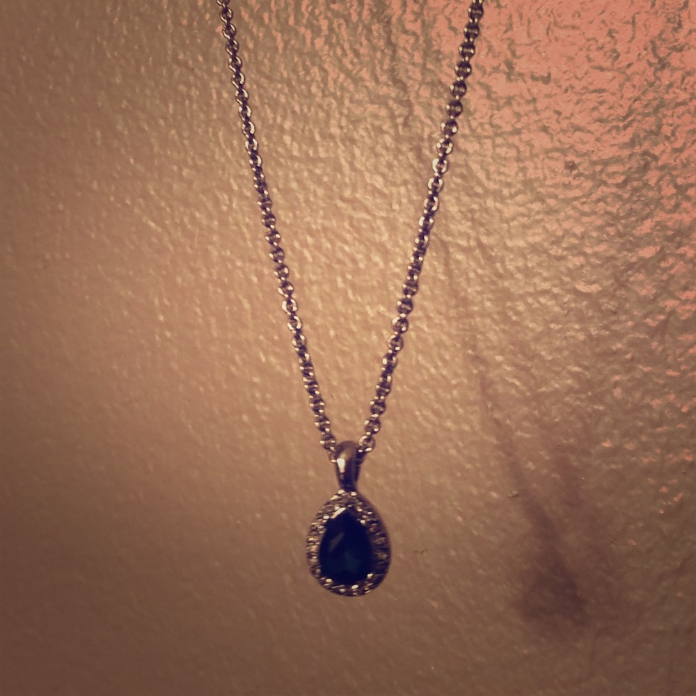 Blue pendant necklace